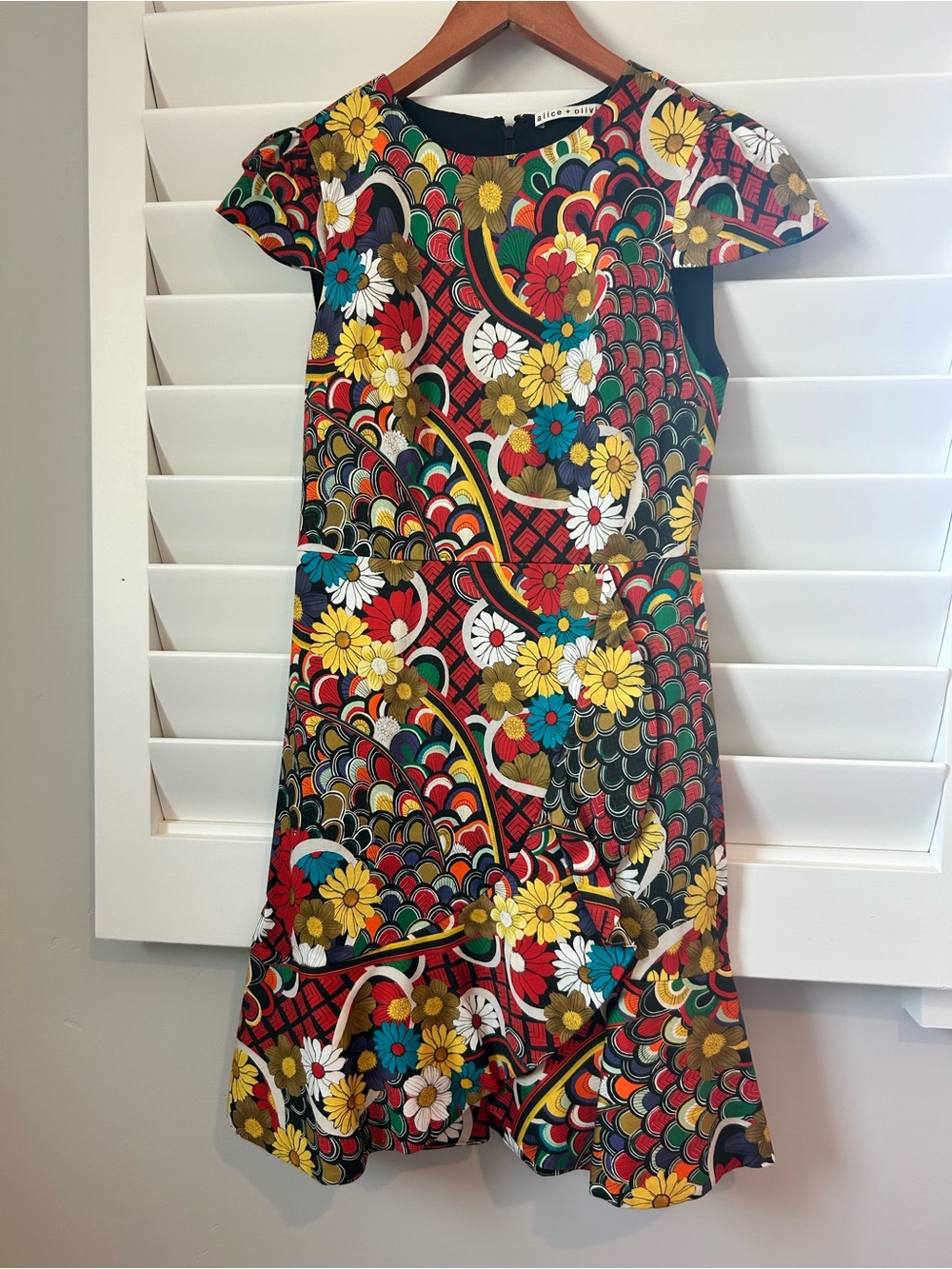Alice + Olivia Kirby Ruffle Dress in the Floral Melody Size 0 - Picture 3 of 12